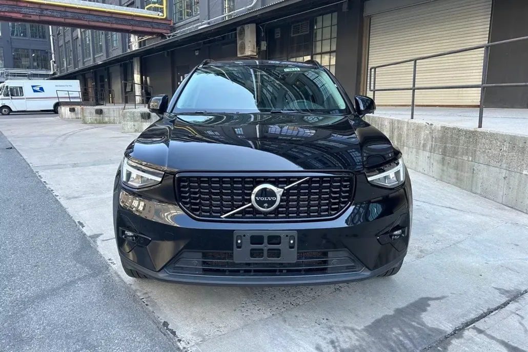 2025 Volvo XC40 Plus photo 1