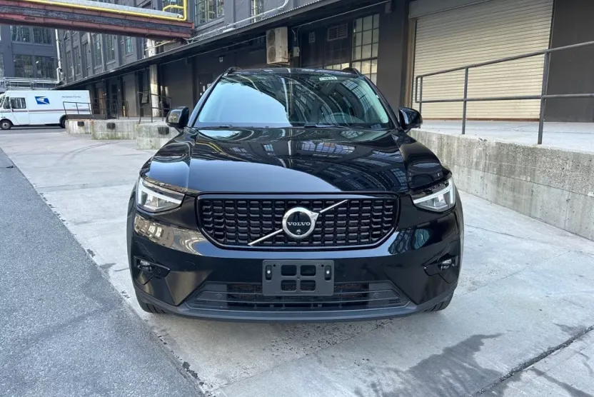 2025 Volvo XC40 Plus photo 1