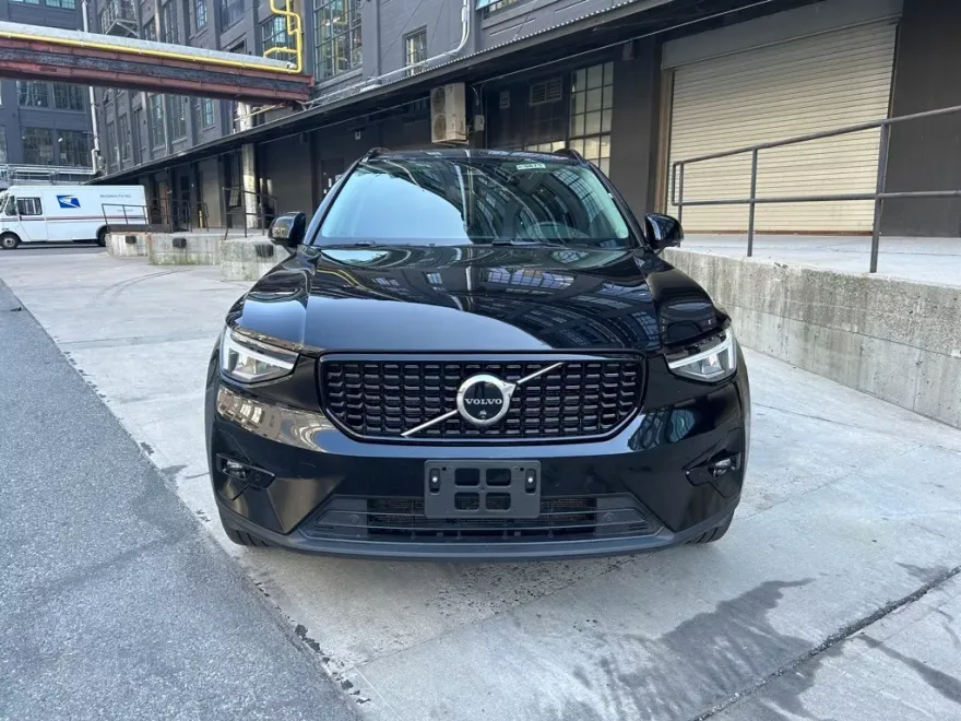 2025 Volvo XC40 Plus photo 1