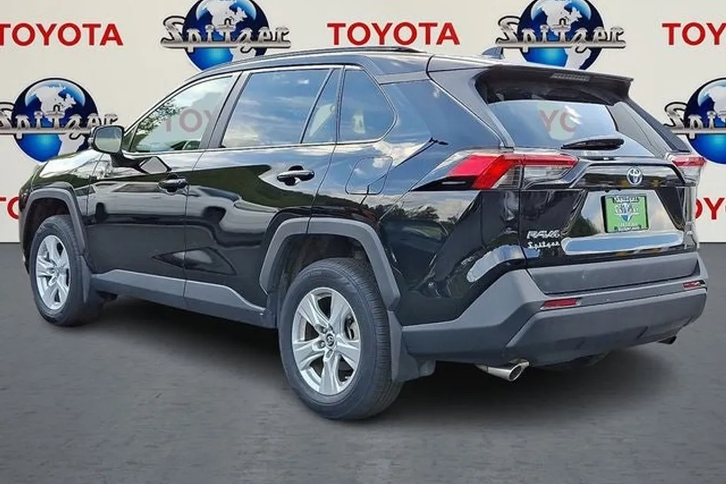 2020 Toyota RAV4 Hybrid LE photo 1