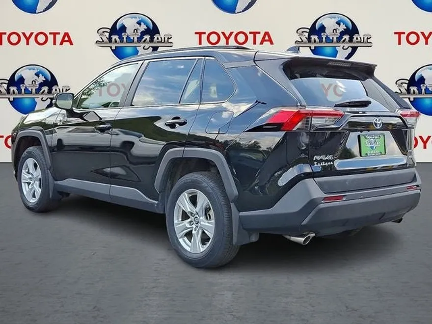 2020 Toyota RAV4 Hybrid LE photo 1