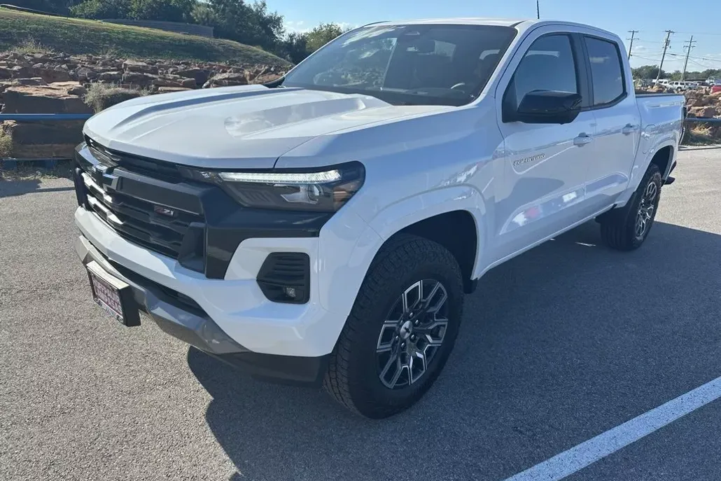 2024 Chevrolet Colorado Z71 photo 1