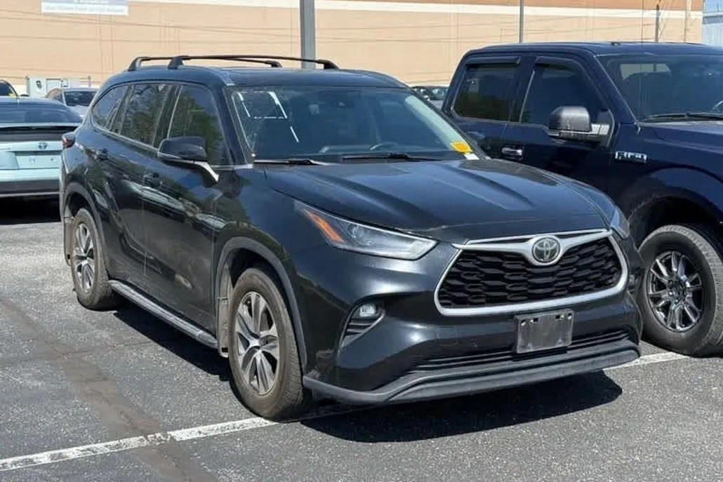 2021 Toyota Highlander XLE photo 1