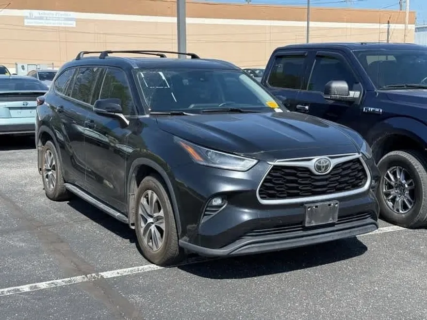 2021 Toyota Highlander XLE photo 1