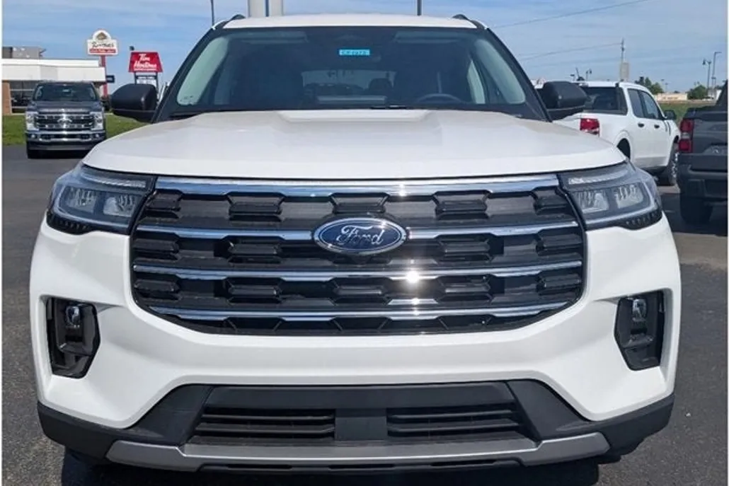 2025 Ford Explorer photo 1