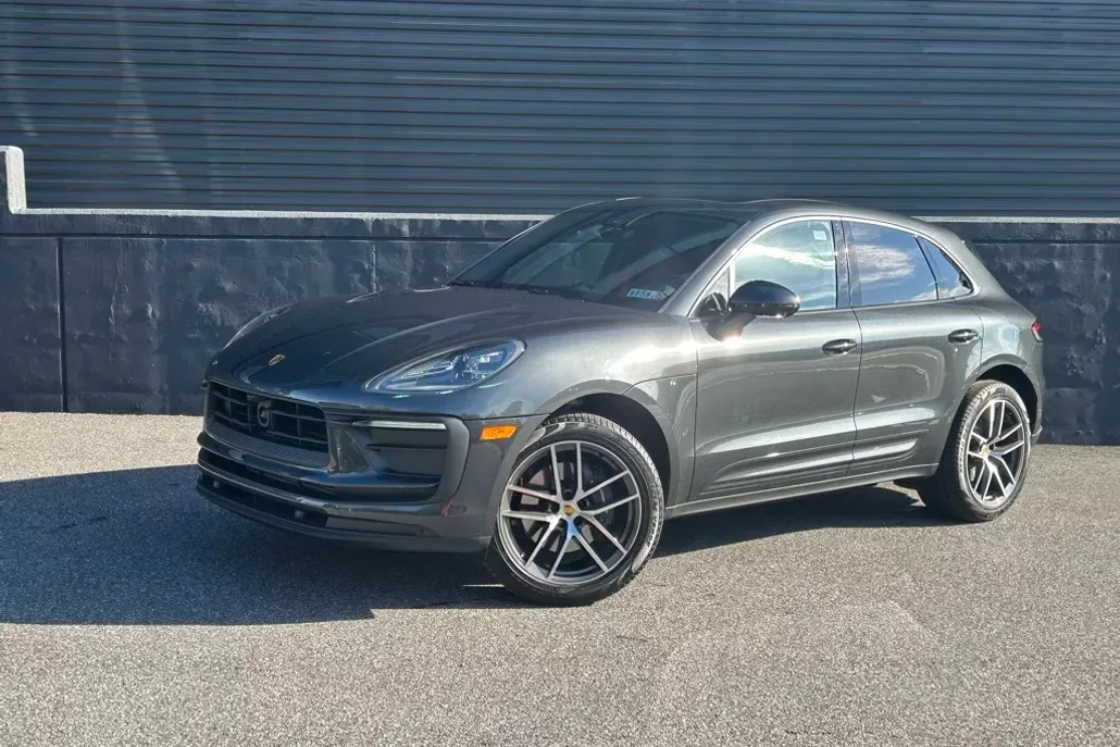 2025 Porsche Macan photo 1