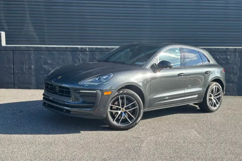 2025 Porsche Macan photo 1