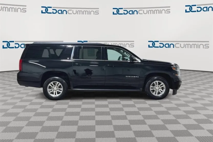 2018 Chevrolet Suburban LT photo 1