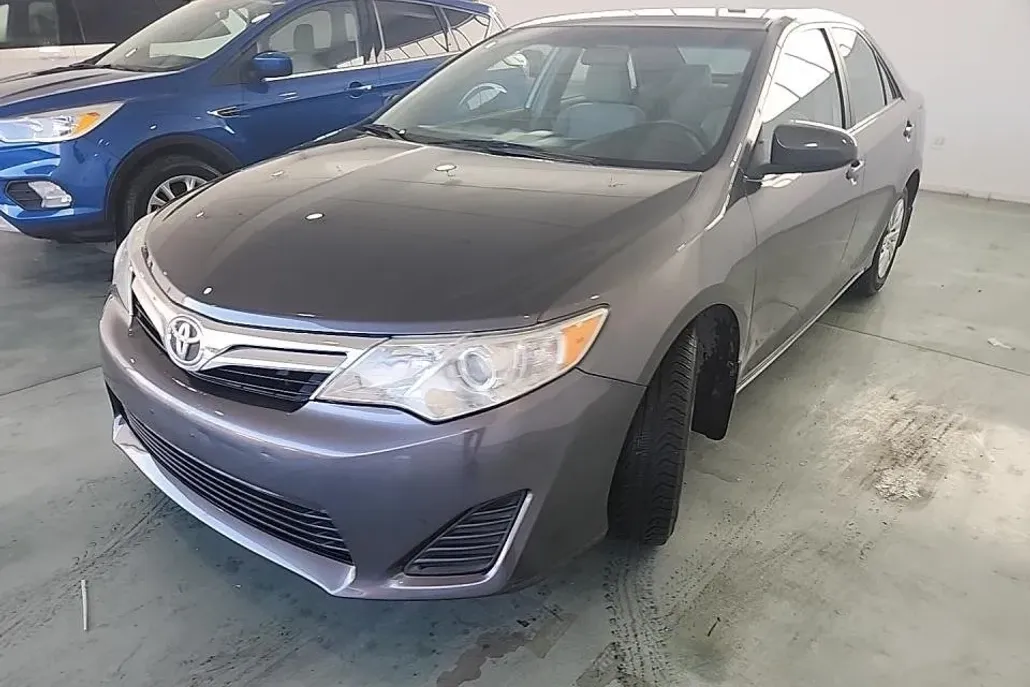 2014 Toyota Camry LE photo 1