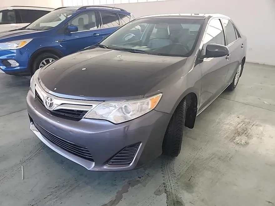 2014 Toyota Camry LE photo 1