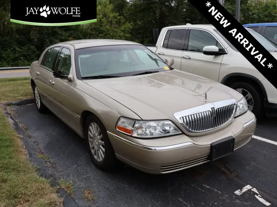 2004 Lincoln Town Car Executive Signature photo 1