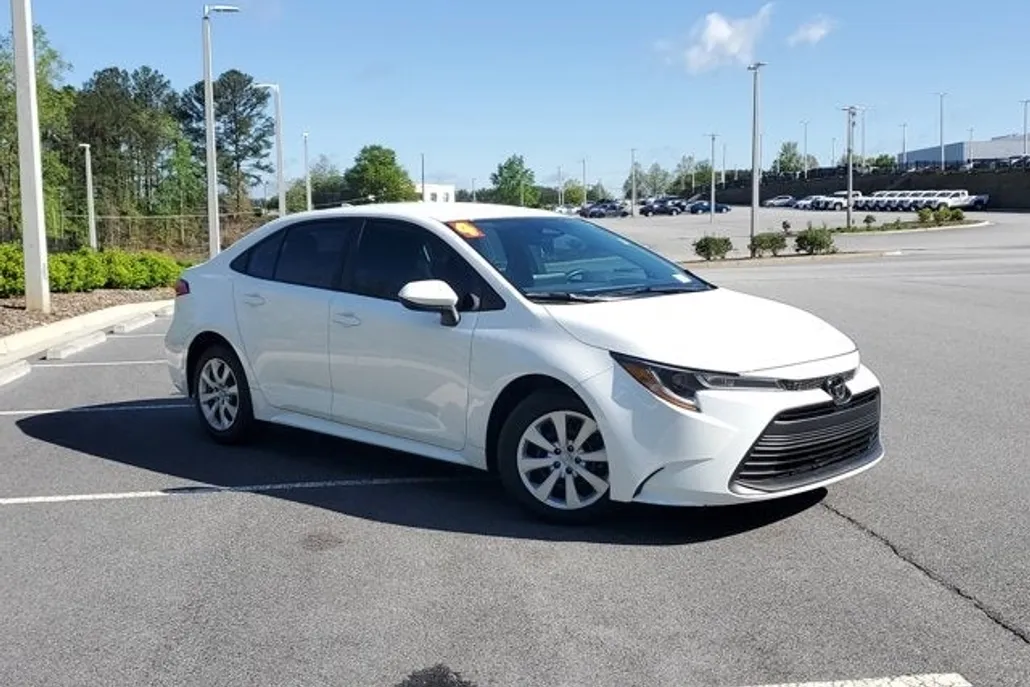 2024 Toyota Corolla LE photo 1