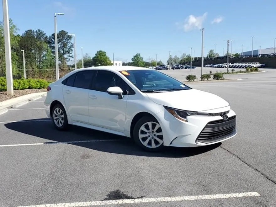 2024 Toyota Corolla LE photo 1