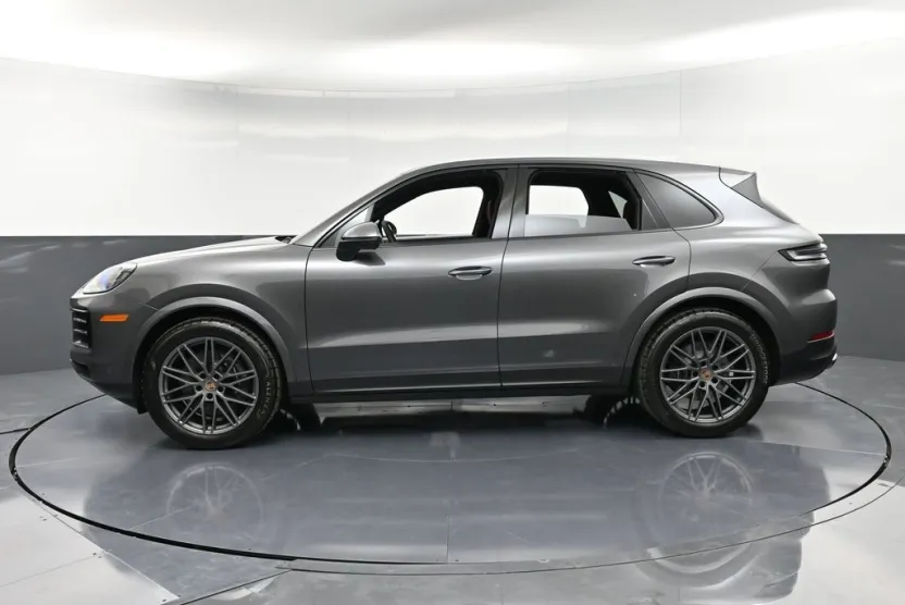 2025 Porsche Cayenne photo 1
