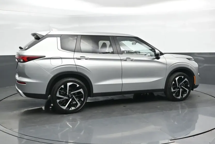 2024 Mitsubishi Outlander SE photo 1