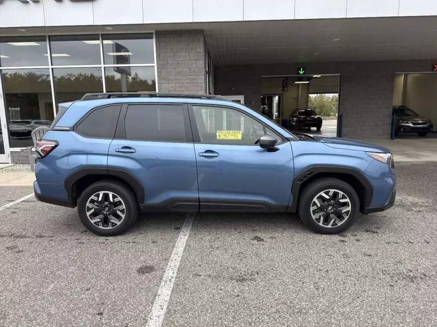 2025 Subaru Forester Premium photo 1
