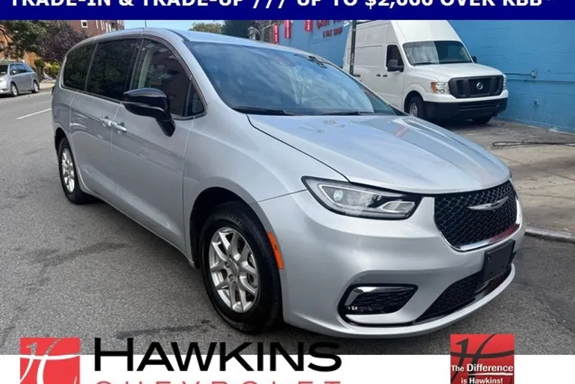2024 Chrysler Pacifica Touring L photo 1