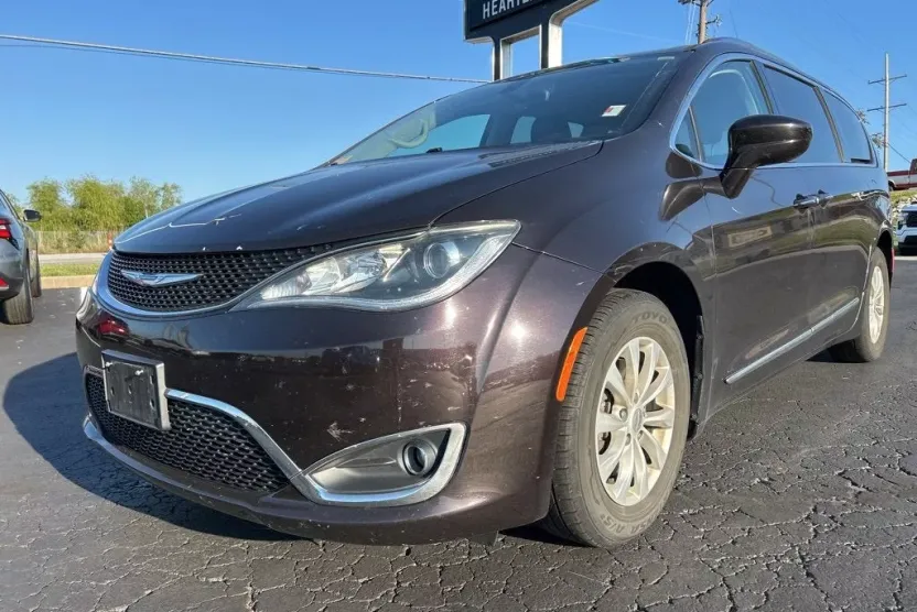 2018 Chrysler Pacifica Touring L photo 1