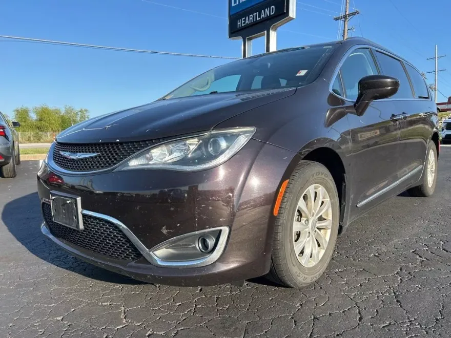 2018 Chrysler Pacifica Touring L photo 1