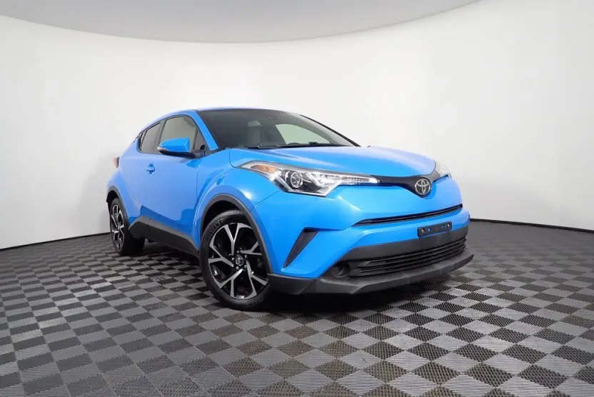 2019 Toyota C-HR XLE photo 1