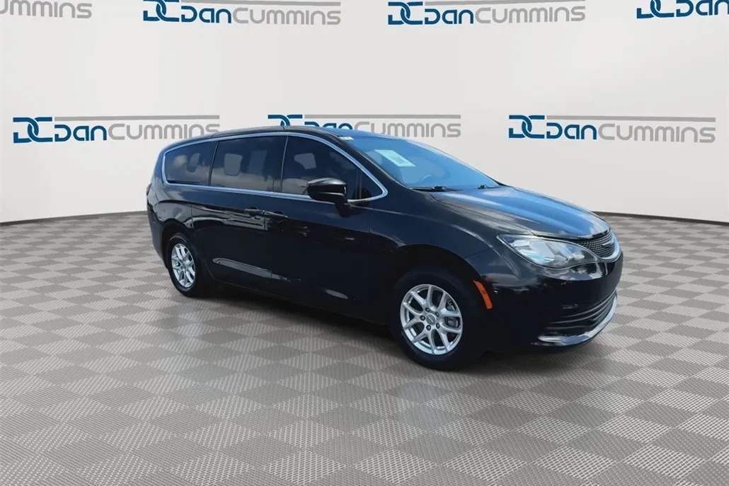 2017 Chrysler Pacifica Touring photo 1