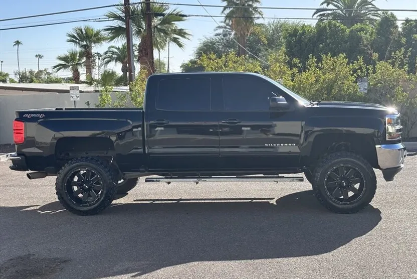 2017 Chevrolet Silverado 1500 LT photo 1