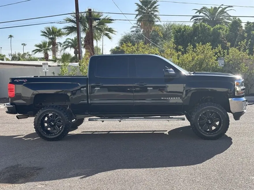 2017 Chevrolet Silverado 1500 LT photo 1