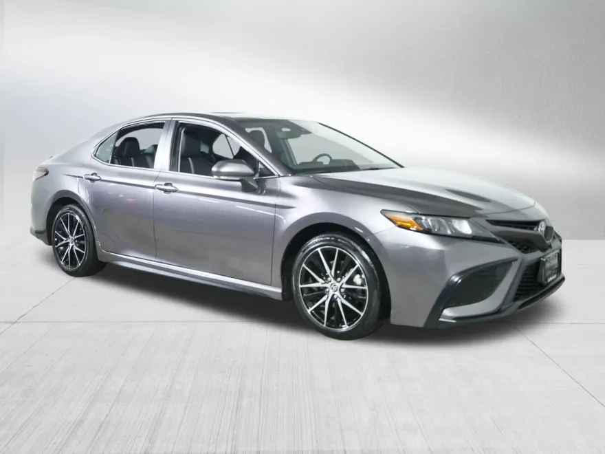 2022 Toyota Camry SE photo 1
