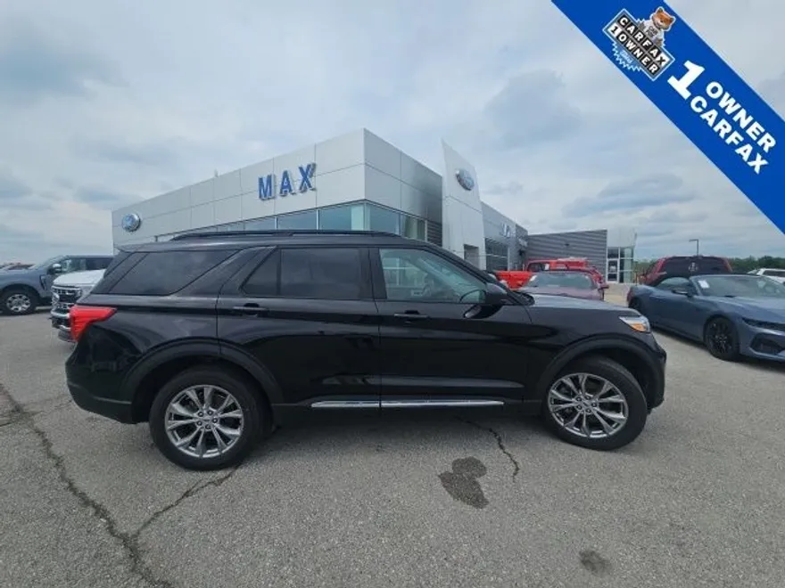 2023 Ford Explorer XLT photo 1