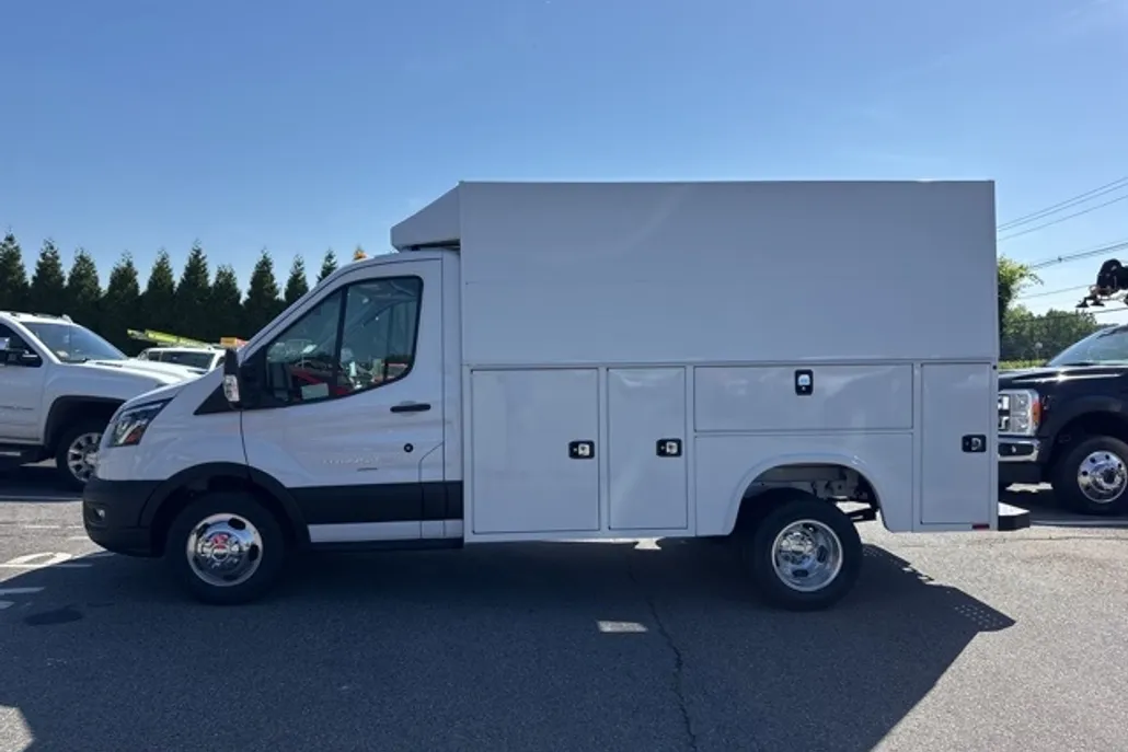 2024 Ford Transit Cutaway photo 1