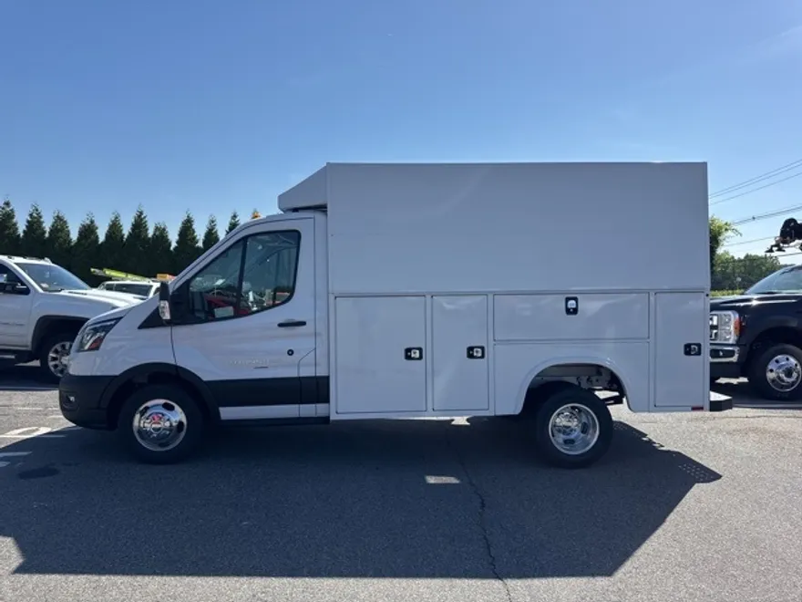 2024 Ford Transit Cutaway photo 1