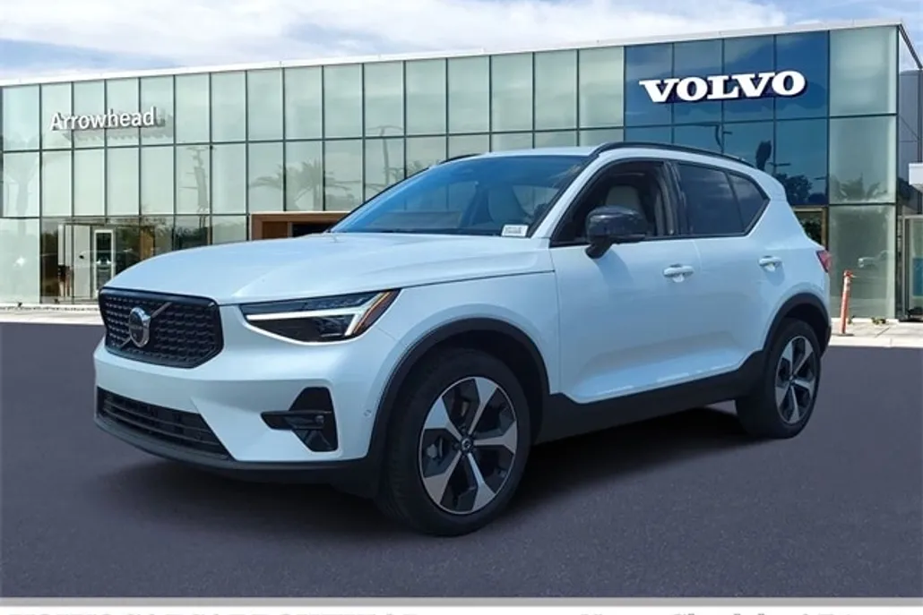 2025 Volvo XC40 Plus photo 1
