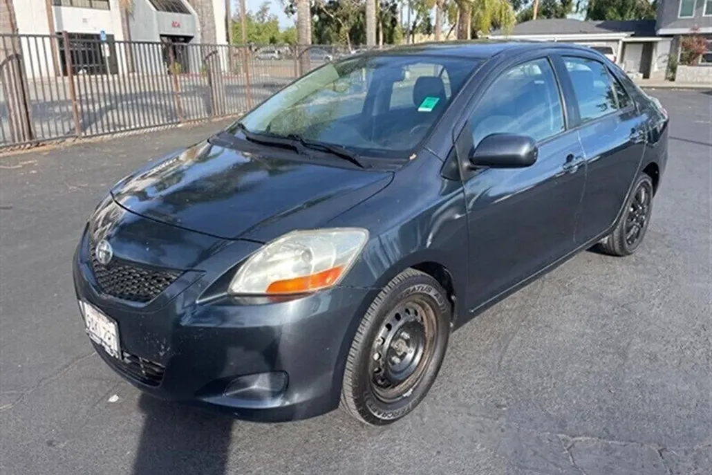 2011 Toyota Yaris photo 1