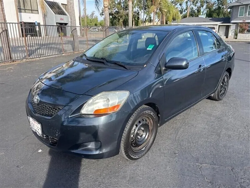 2011 Toyota Yaris photo 1