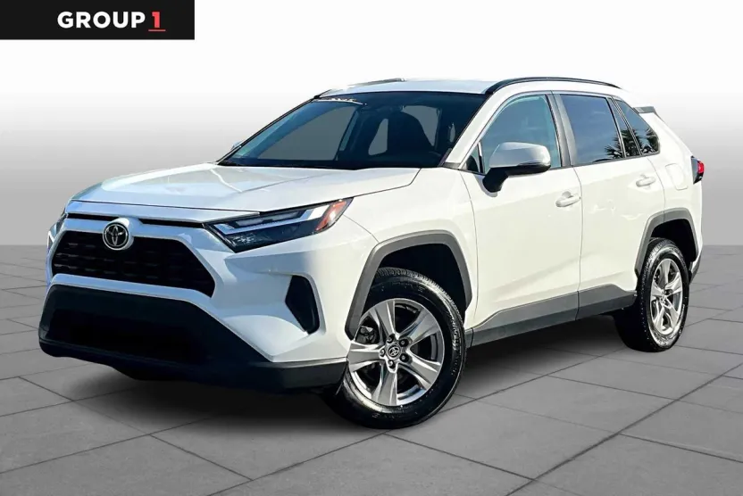 2022 Toyota RAV4 XLE photo 1