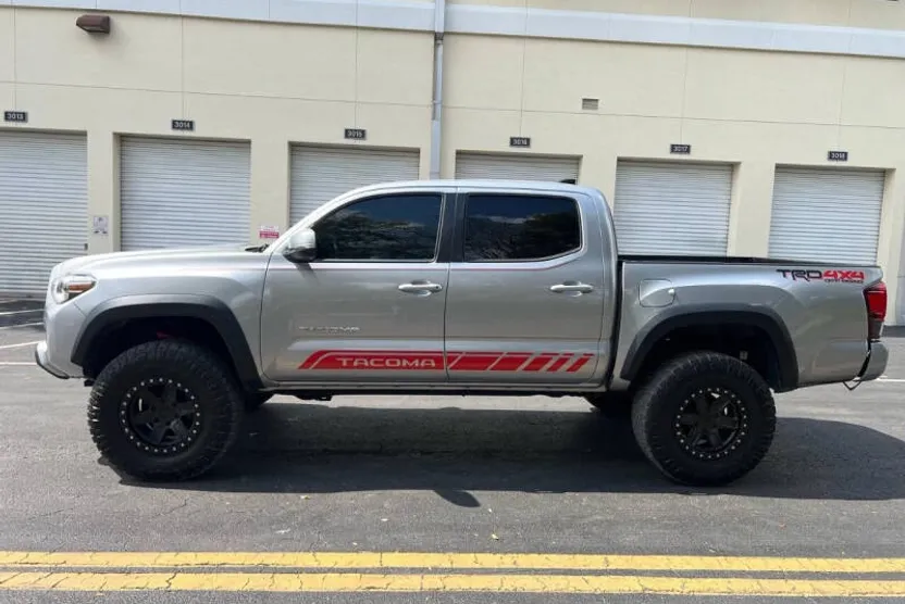 2020 Toyota Tacoma TRD Off-Road photo 1