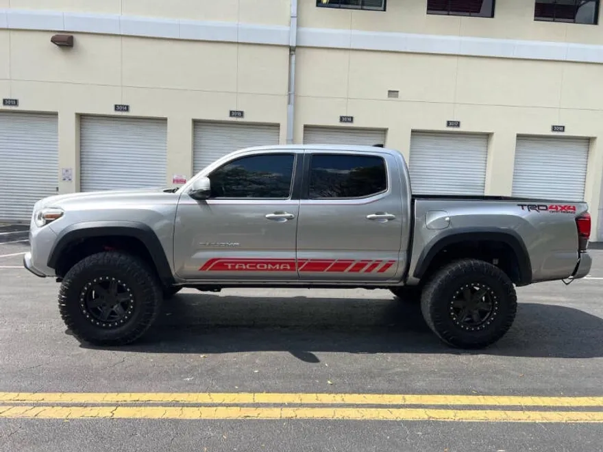 2020 Toyota Tacoma TRD Off-Road photo 1