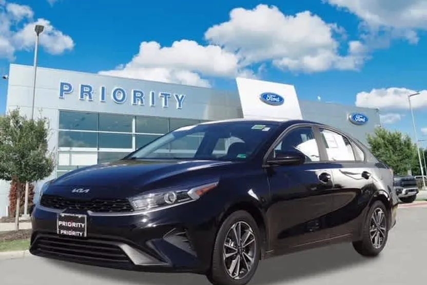 2023 Kia Forte LXS photo 1