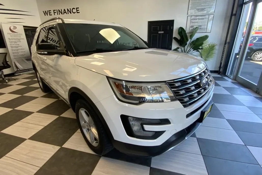 2016 Ford Explorer XLT photo 1