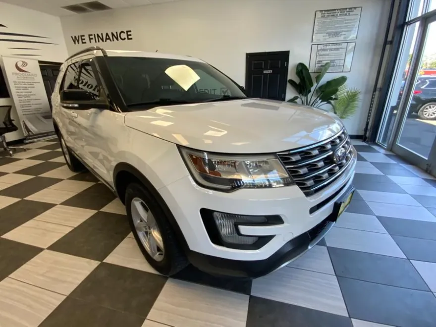 2016 Ford Explorer XLT photo 1