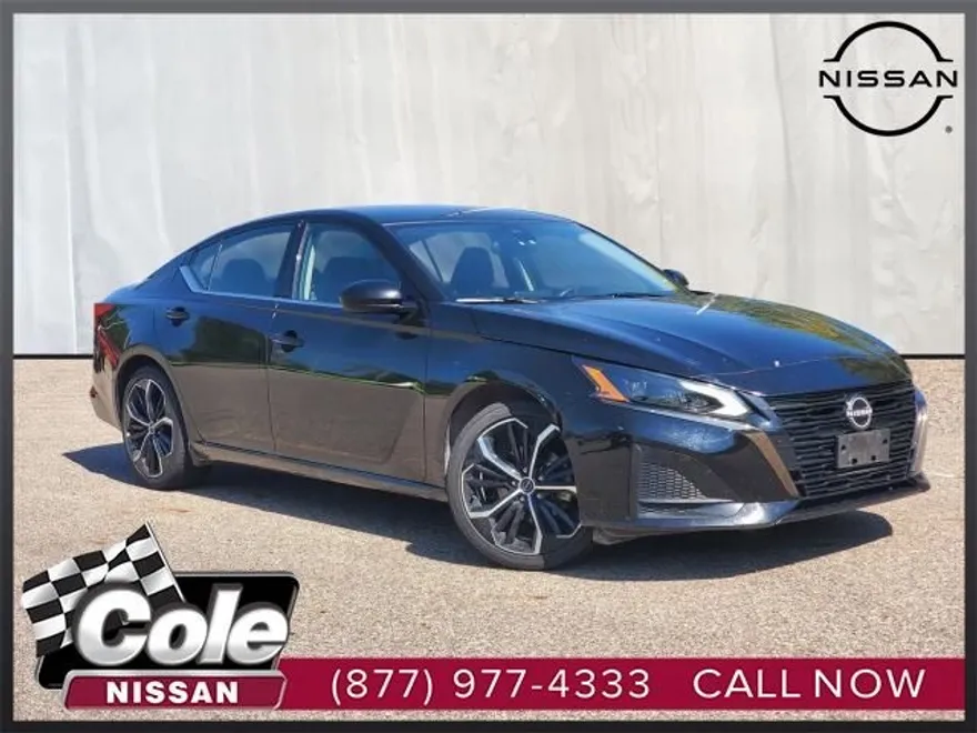 2023 Nissan Altima 2.5 SR photo 1