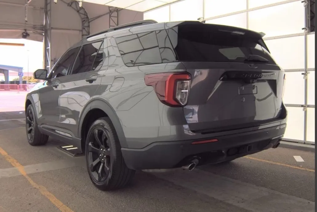 2022 Ford Explorer ST-Line photo 1