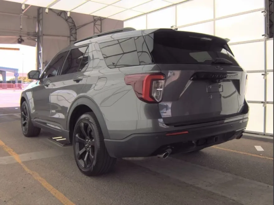 2022 Ford Explorer ST-Line photo 1