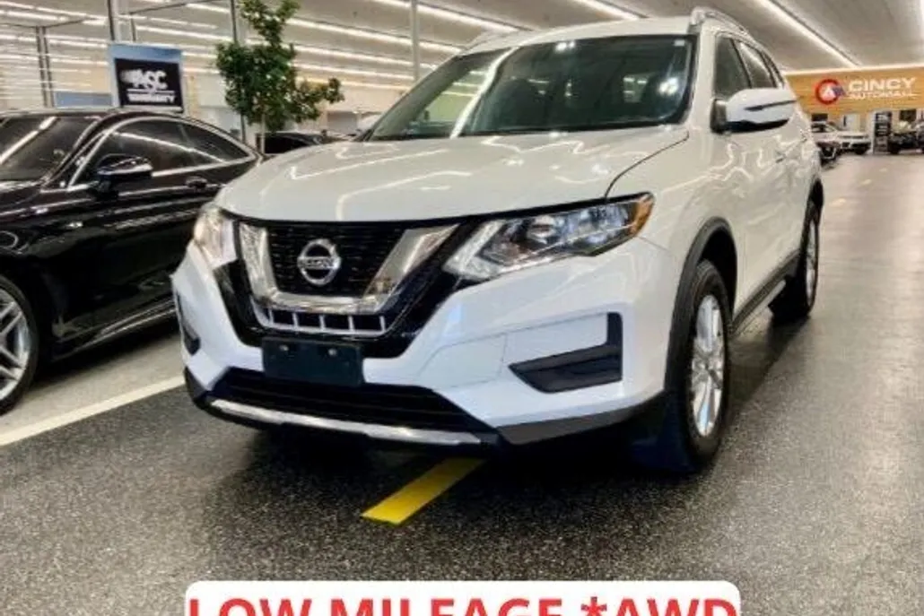 2017 Nissan Rogue SV photo 1