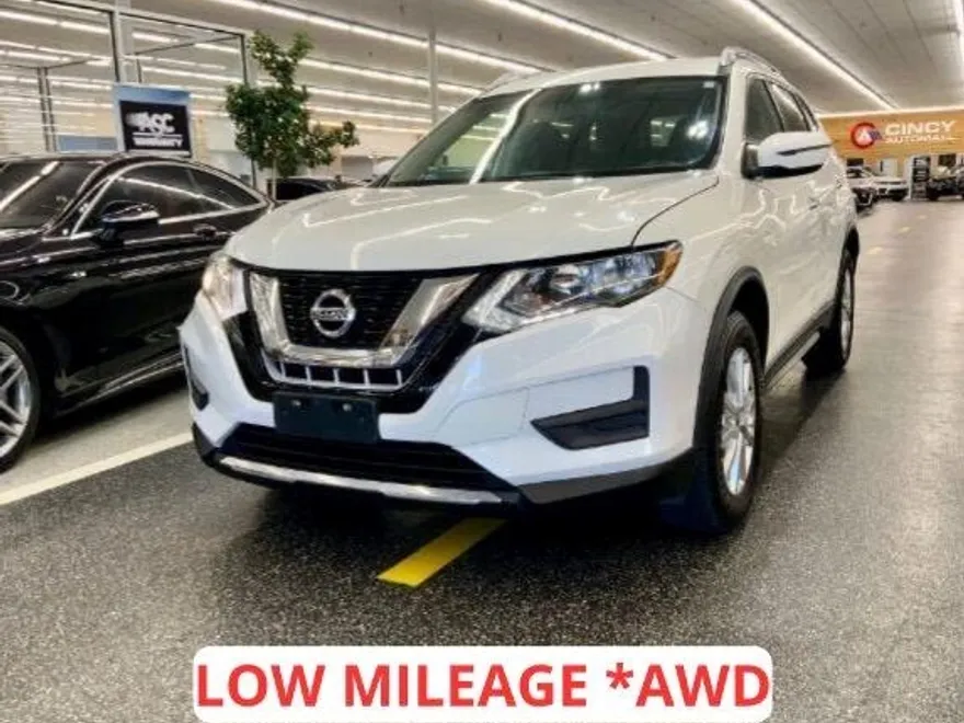 2017 Nissan Rogue SV photo 1