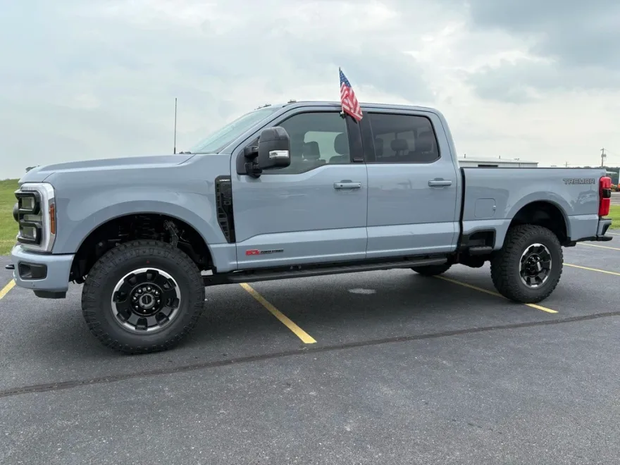 2025 Ford F-350 Lariat photo 1