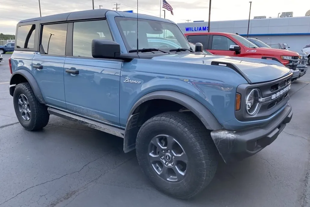 2022 Ford Bronco Base photo 1