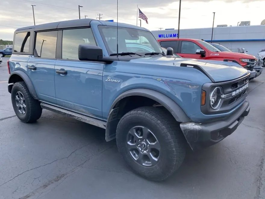 2022 Ford Bronco Base photo 1