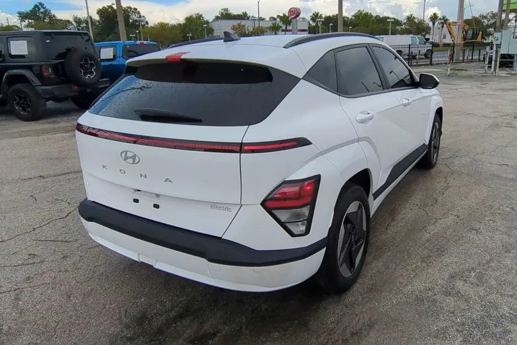 2024 Hyundai Kona Electric SEL photo 1
