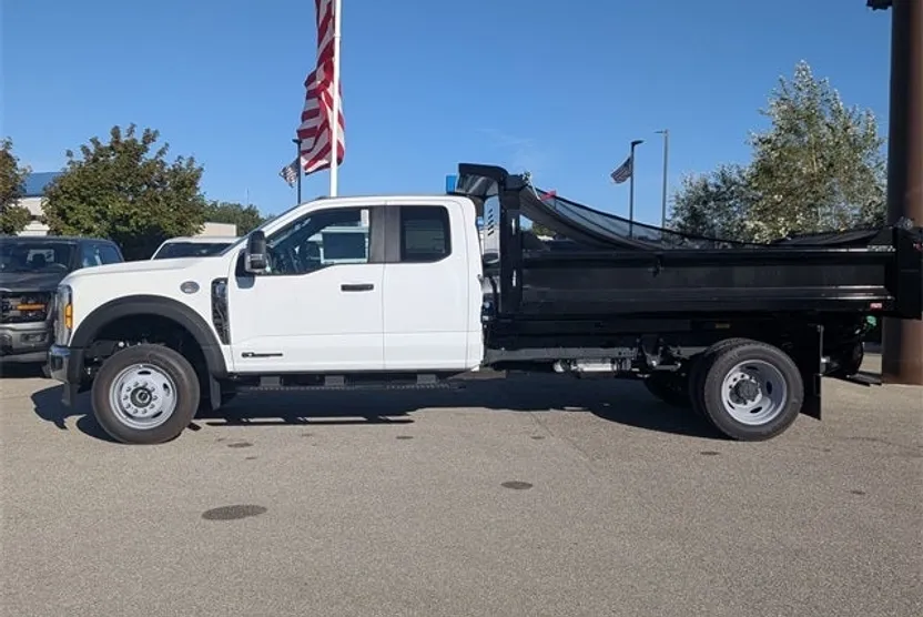 2025 Ford F-550 photo 1